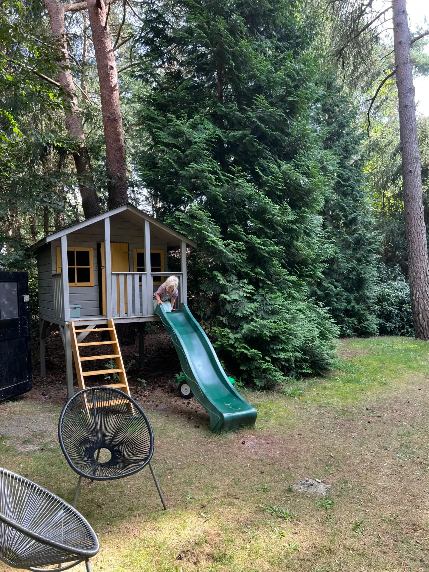Kind speelt in een speelhuis bij Boshuis Nada, een vakantiehuisje in het bos in Ommen