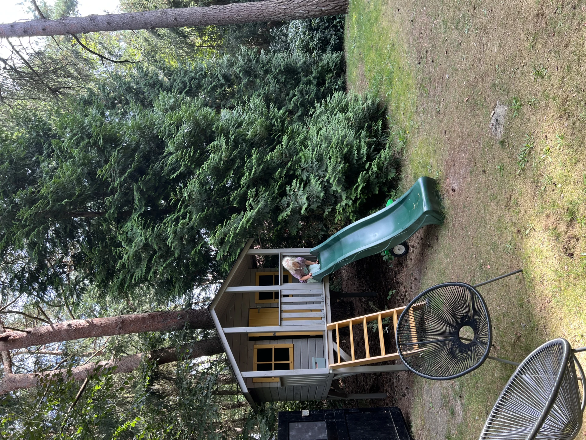 Kind speelt in een speelhuis bij Boshuis Nada, een vakantiehuisje in het bos in Ommen