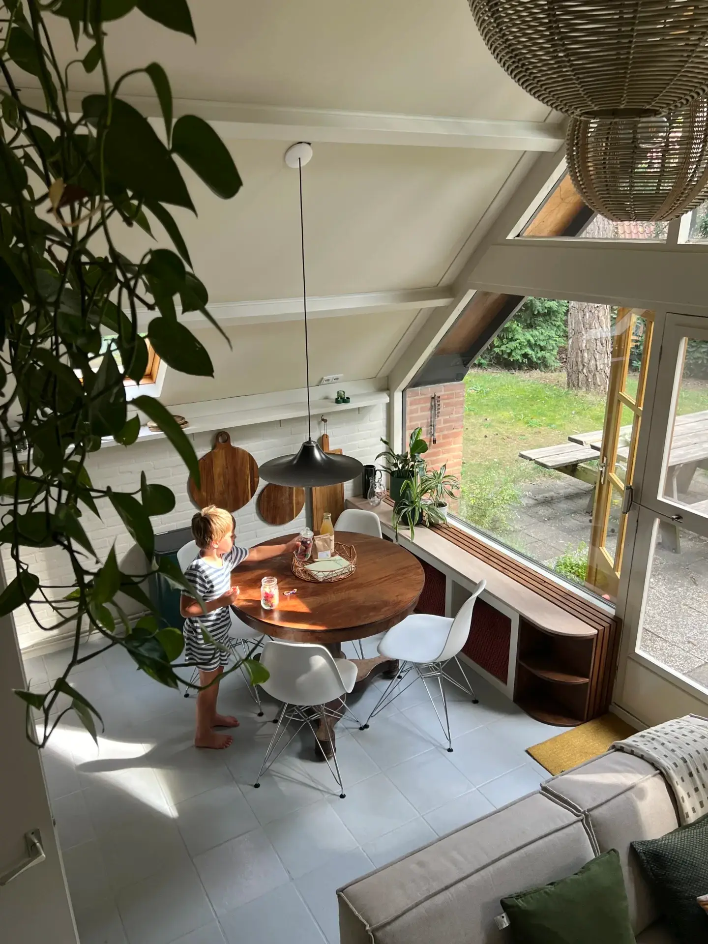 Eettafel in Boshuis Nada, een knus vakantiehuisje in het bos in Ommen