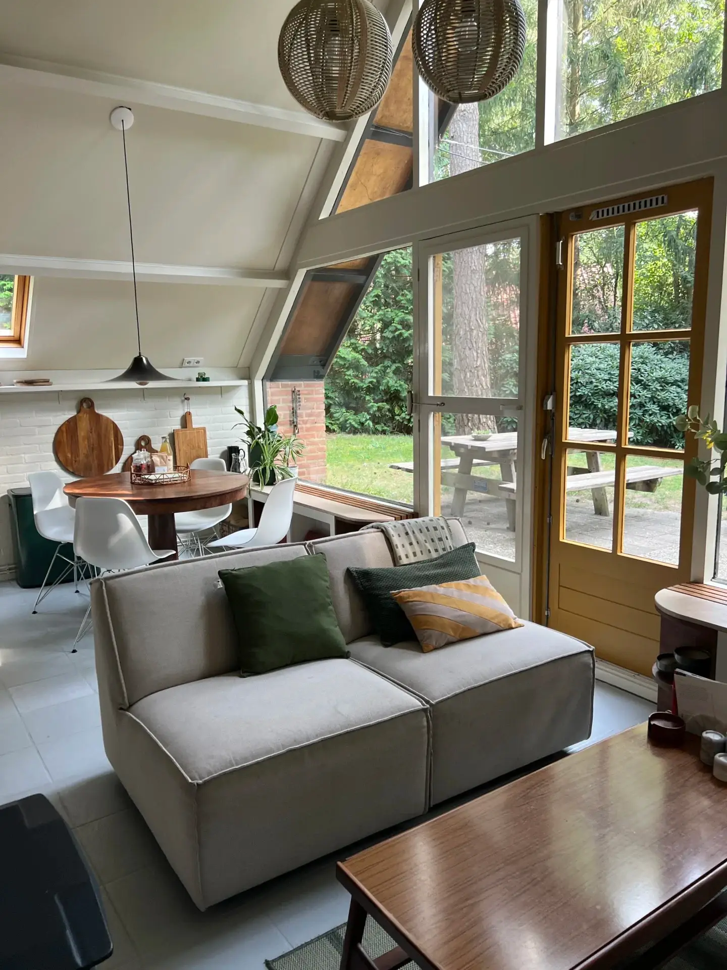 Woonkamer met eetgedeelte in Boshuis Nada, een vakantiehuisje in het bos in Ommen