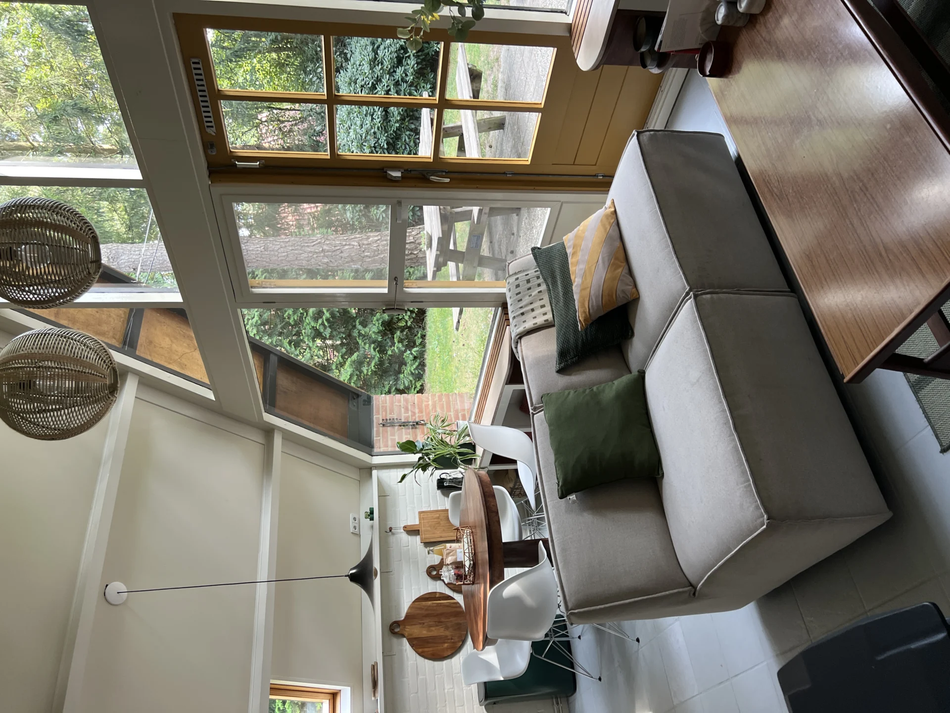 Woonkamer met eetgedeelte in Boshuis Nada, een vakantiehuisje in het bos in Ommen