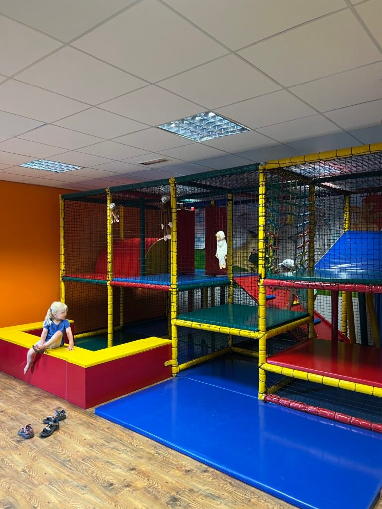 Binnenspeeltuin op camping De Reeënwissel in Hoogersmilde, kindvriendelijke campings in Drenthe