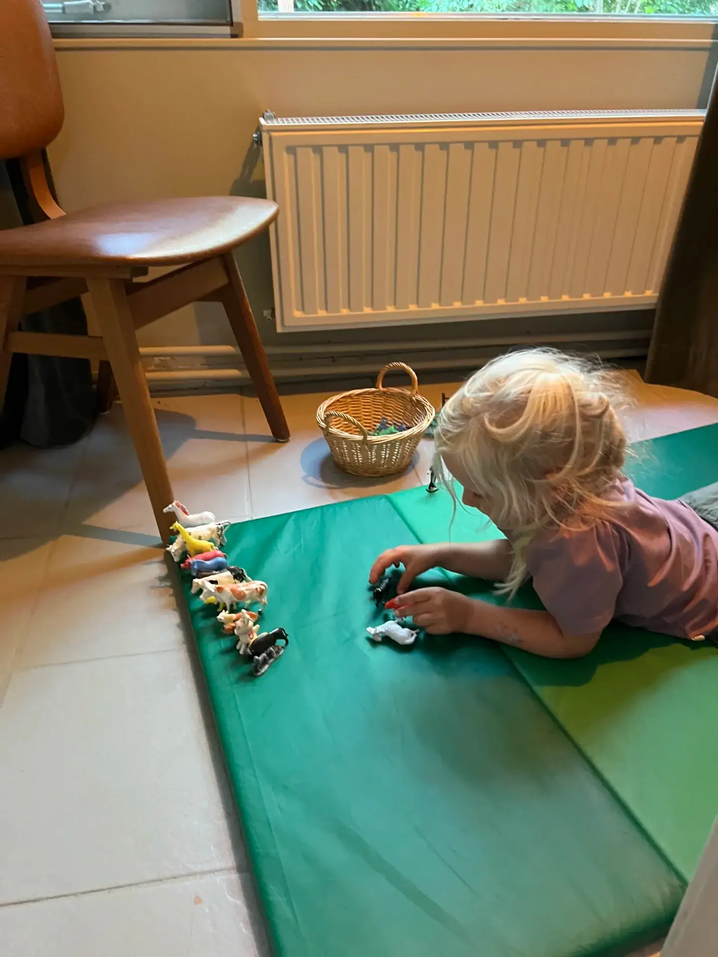 Kind speelt binnen in Boshuis Nada, een vakantiehuisje in het bos in Ommen