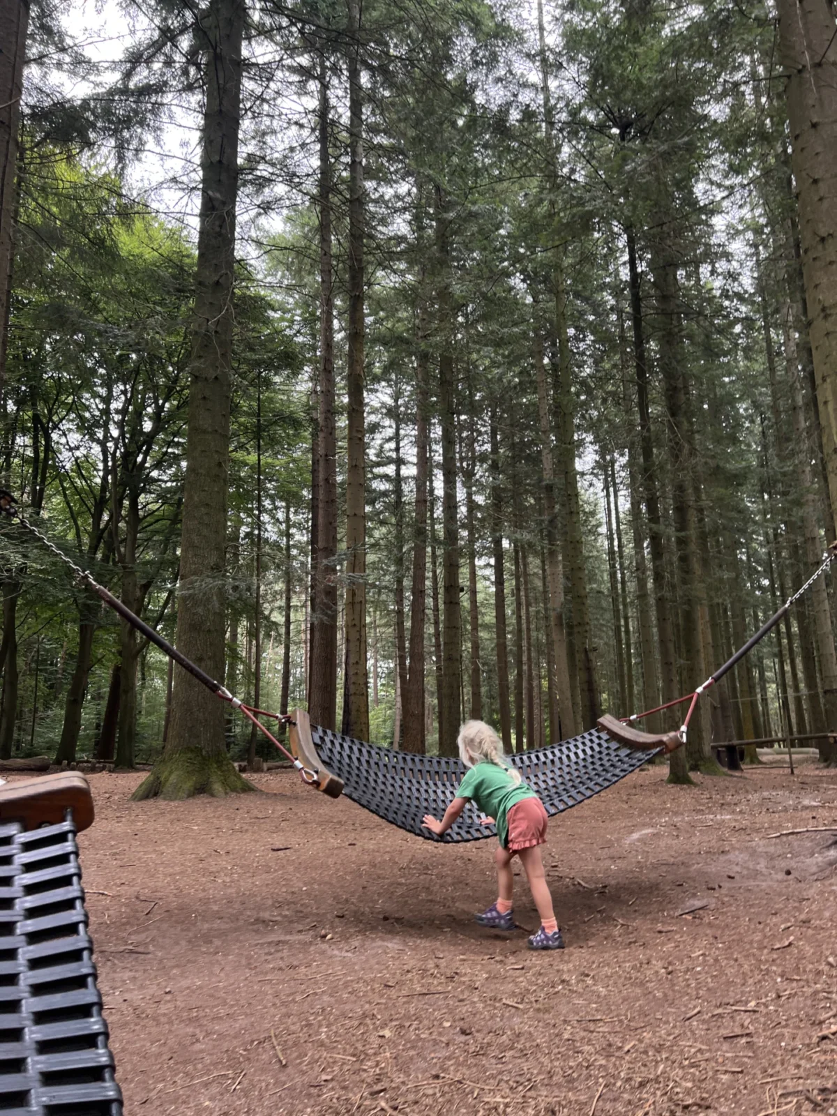 Kind speelt in speelbos ’t Hol van de Leeuw op de Lemelerberg in Overijssel