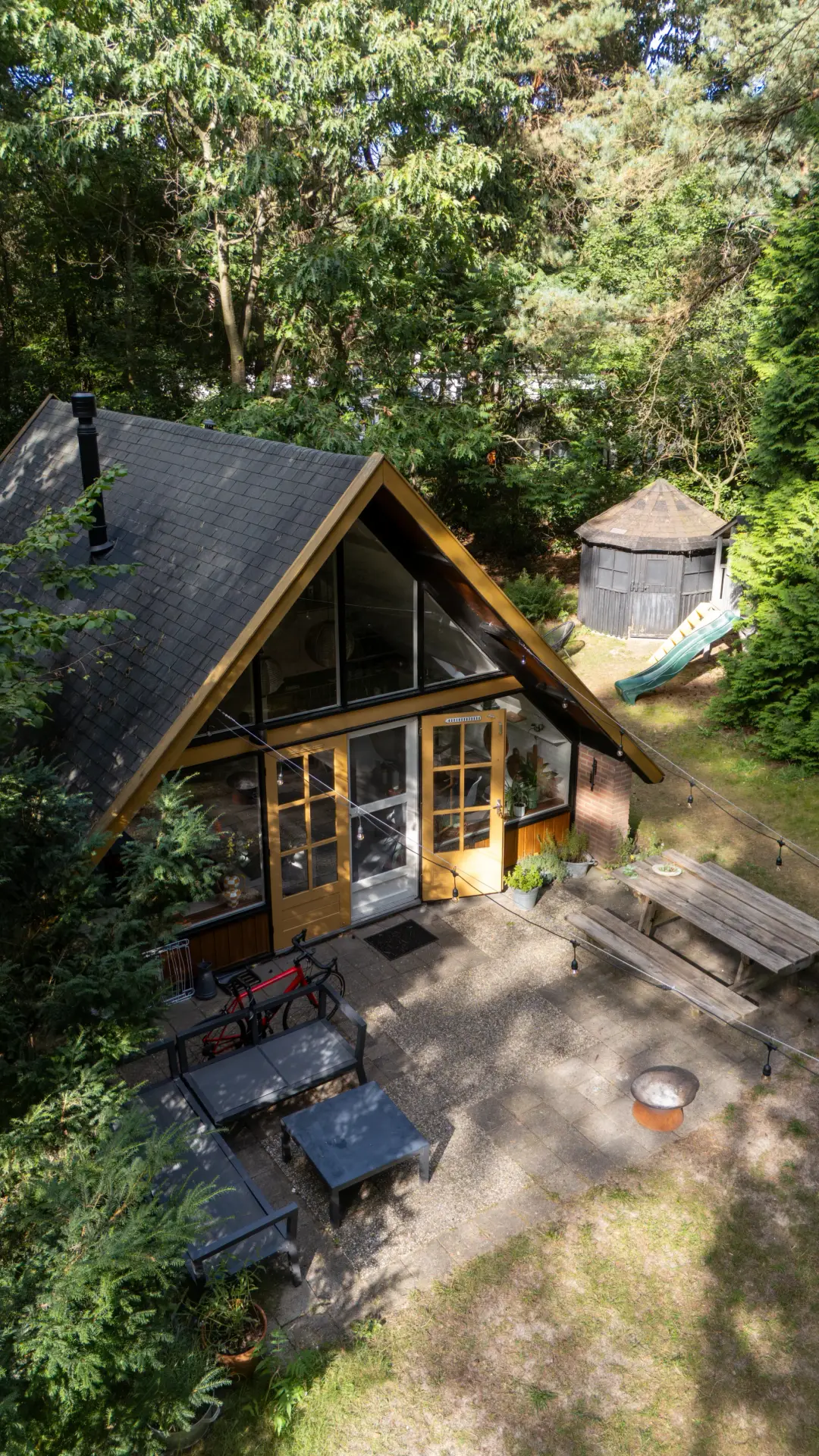 Vakantiehuisje in het bos in Ommen met ruime tuin en bomen – Boshuis Nada in Overijssel