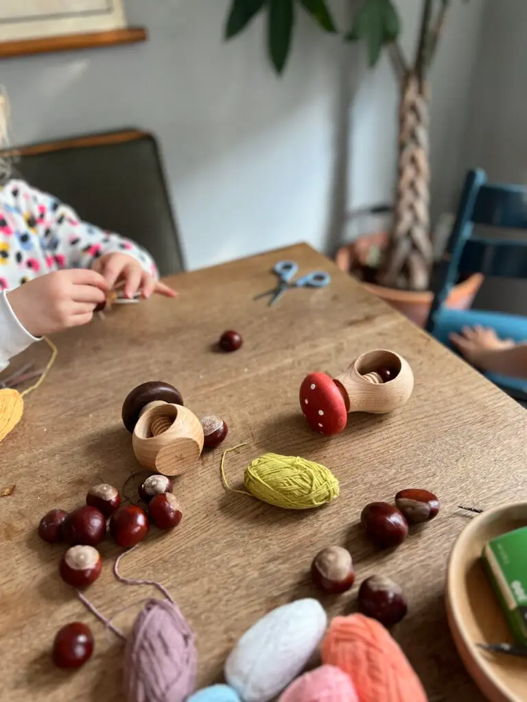 Tafel vol kastanjes waar kinderen mee knutselen op een kinderfeestje