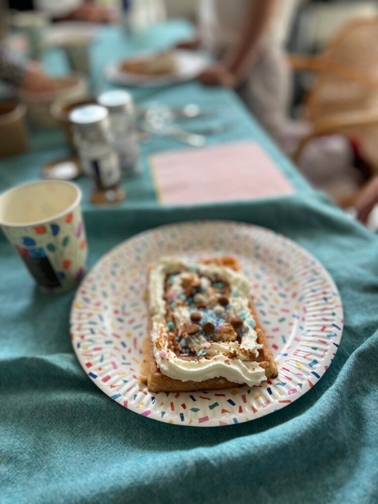 Cakeje dat kinderen zelf versieren met slagroom, spikkels en ander lekkers op een kinderfeestje thuis