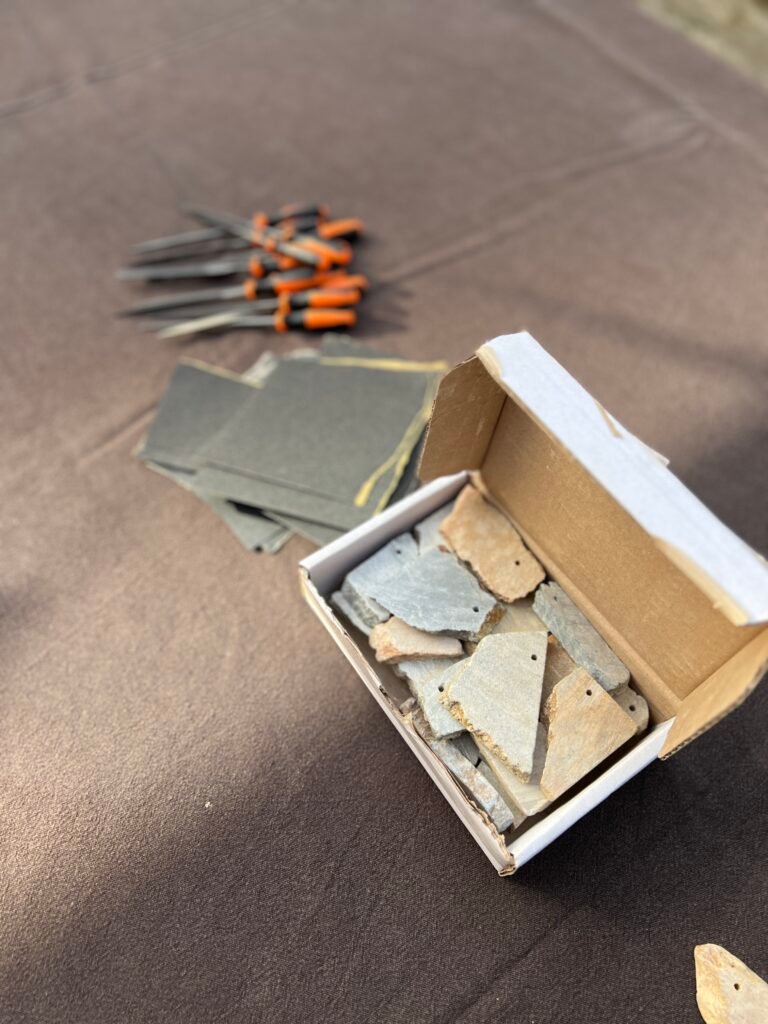 Doos met speksteen en gereedschap om amuletten te maken voor een creatief kinderfeestje