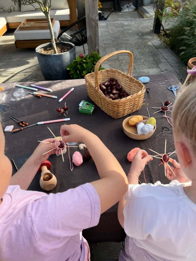 Meisjes knutselen met kastanjes op een kinderfeestje thuis