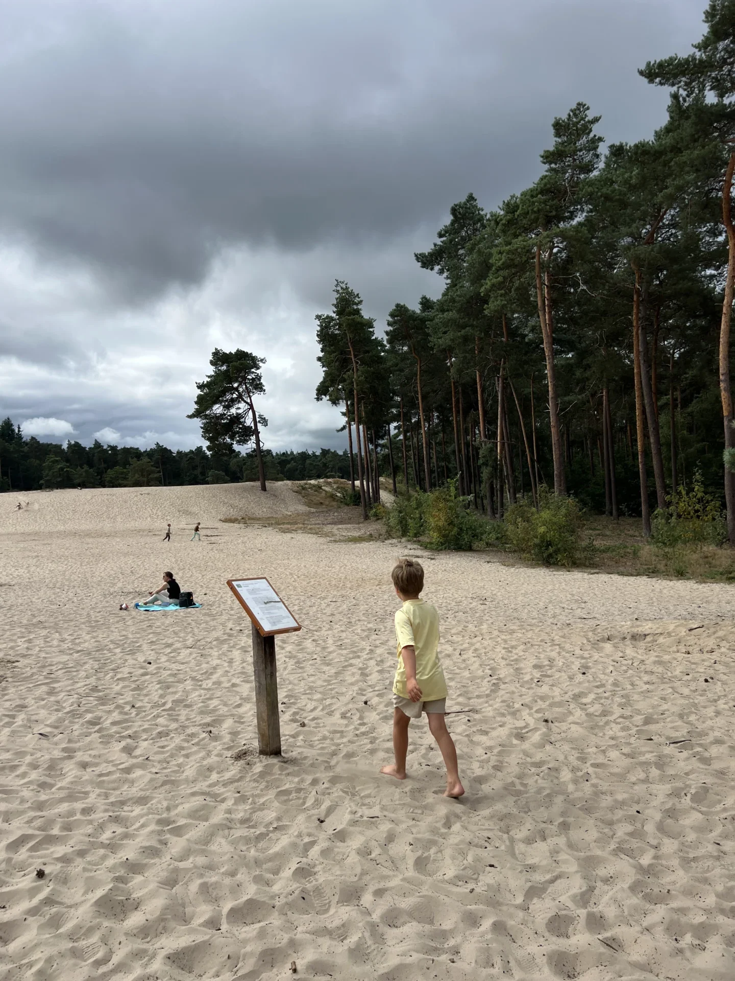 Kind speelt op de zandvlakte De Sahara bij Ommen