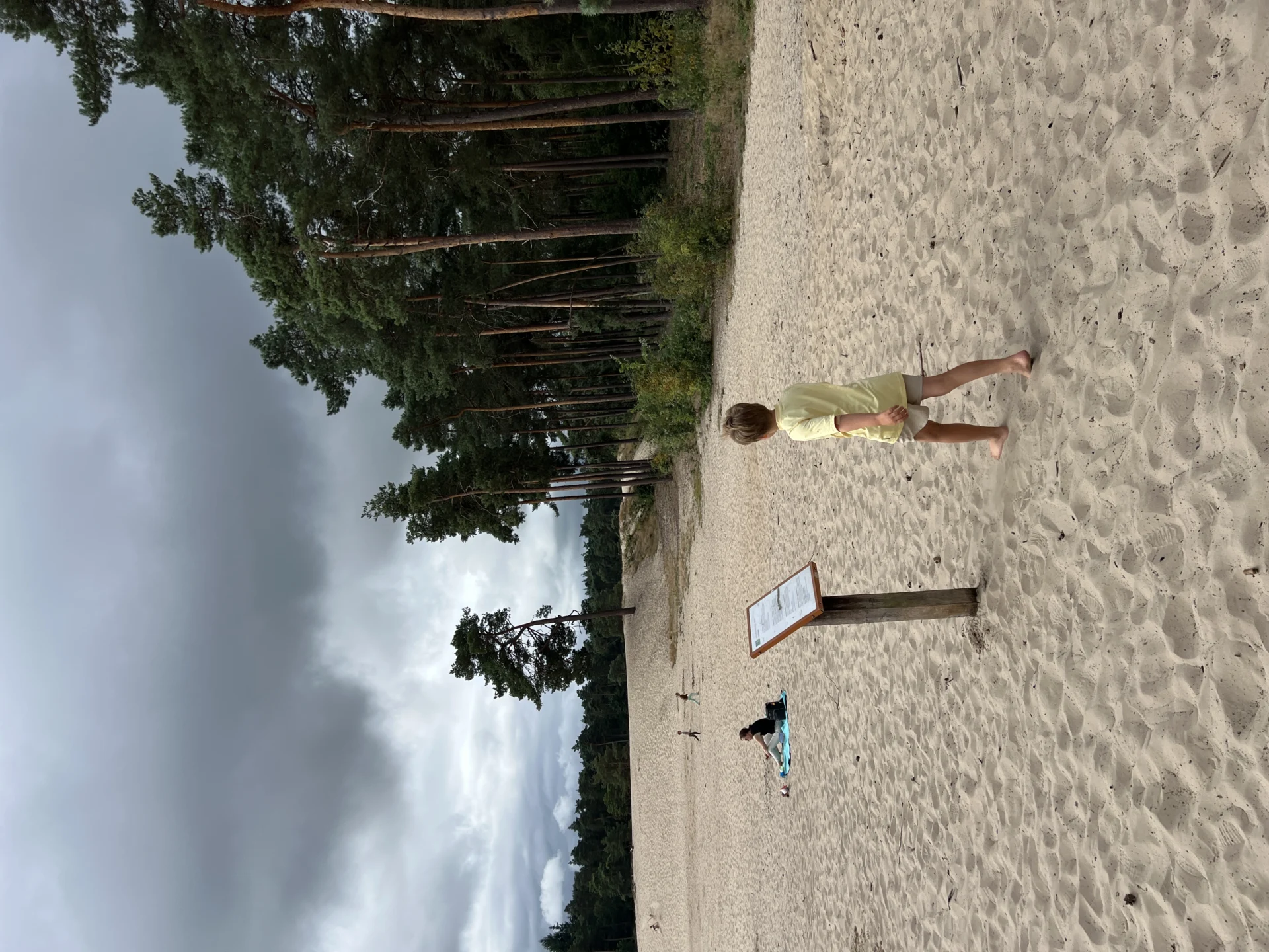 Kind speelt op de zandvlakte De Sahara bij Ommen
