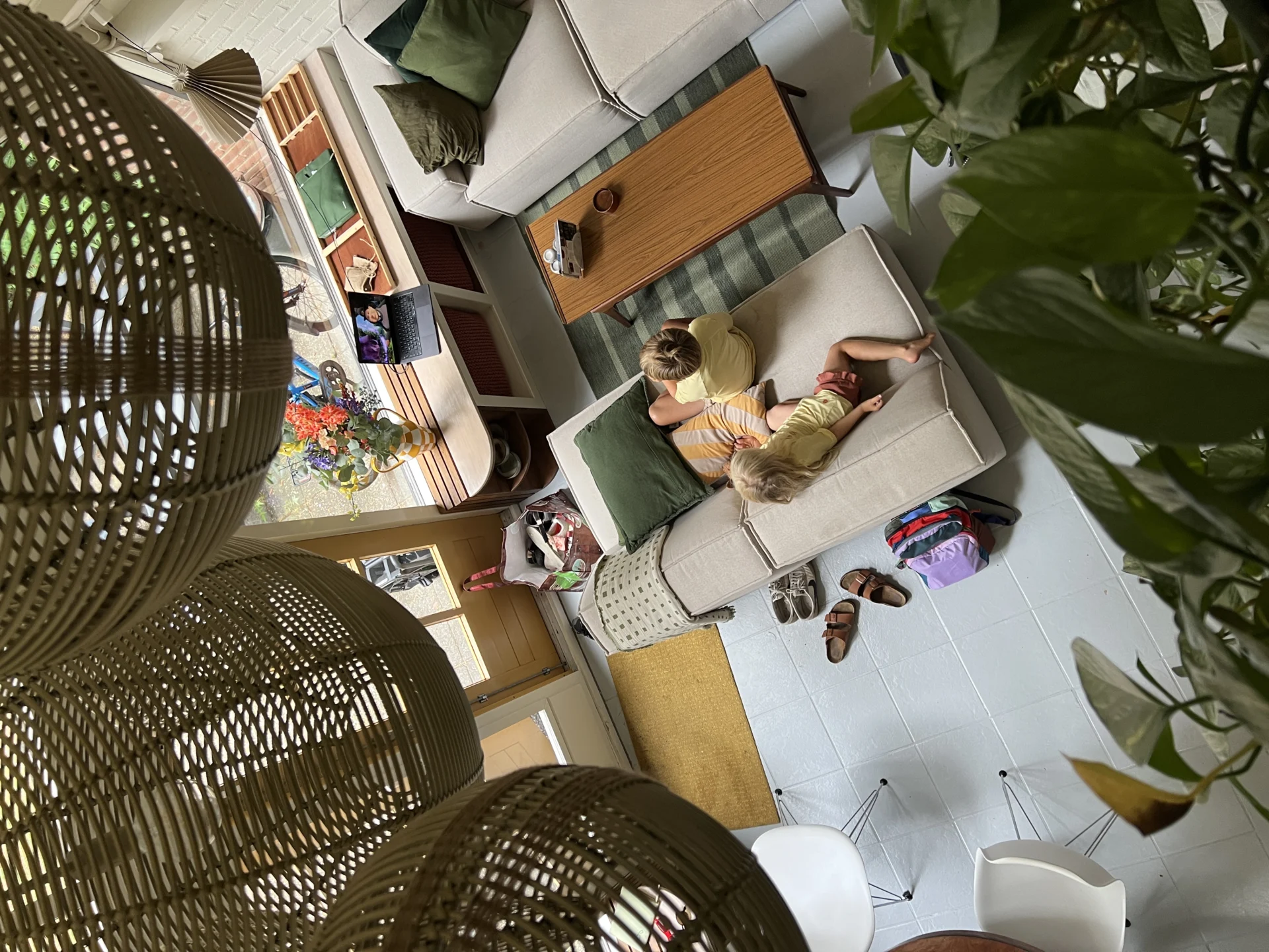 Kinderen op de bank in het vakantiehuisje in het bos Boshuis Nada in Ommen