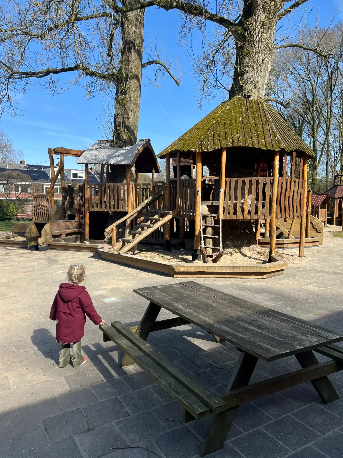 Grote boomhut in de speeltuin van Helpman in Groningen