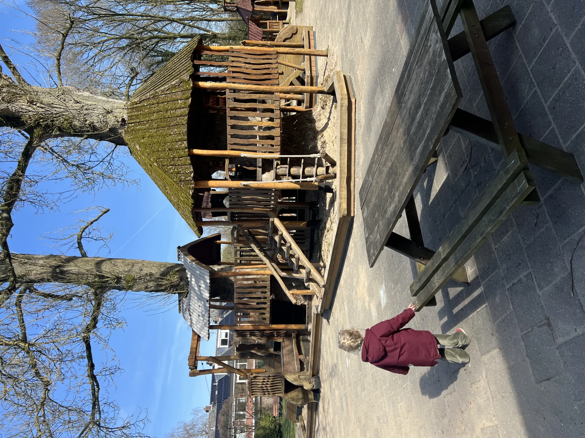Grote boomhut in de speeltuin van Helpman in Groningen