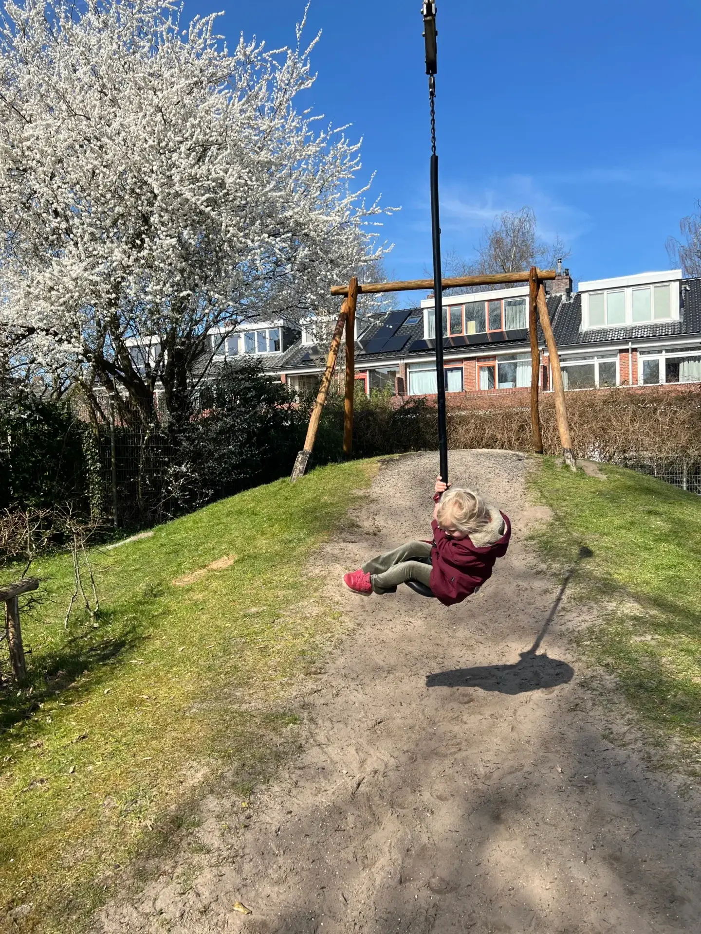 Kind dat van de kabelbaan gaat in de speeltuin in Helpman in Groningen