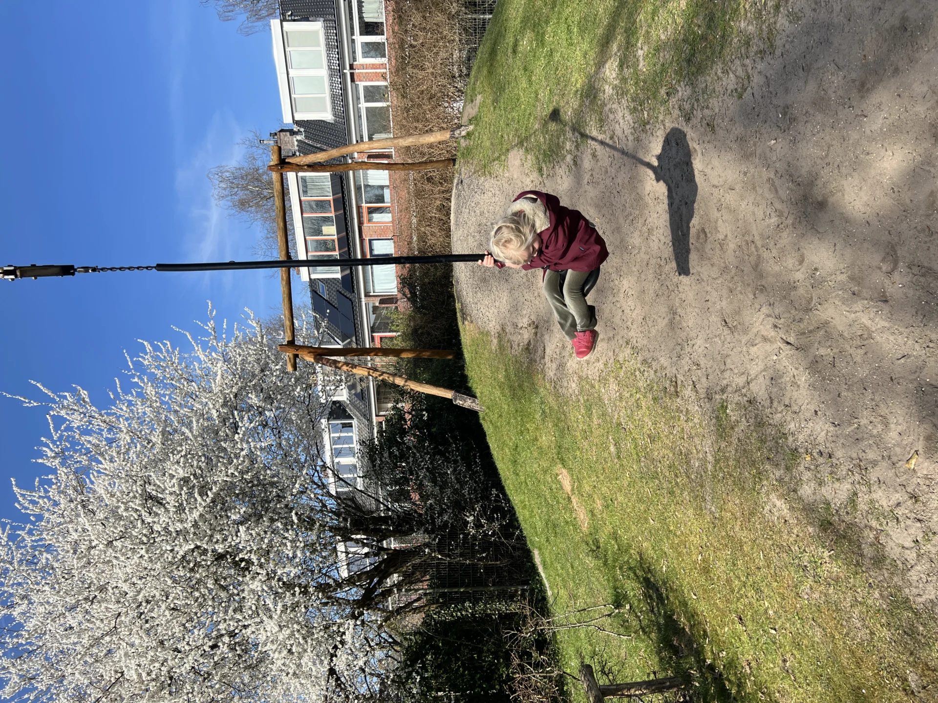 Kind dat van de kabelbaan gaat in de speeltuin in Helpman in Groningen