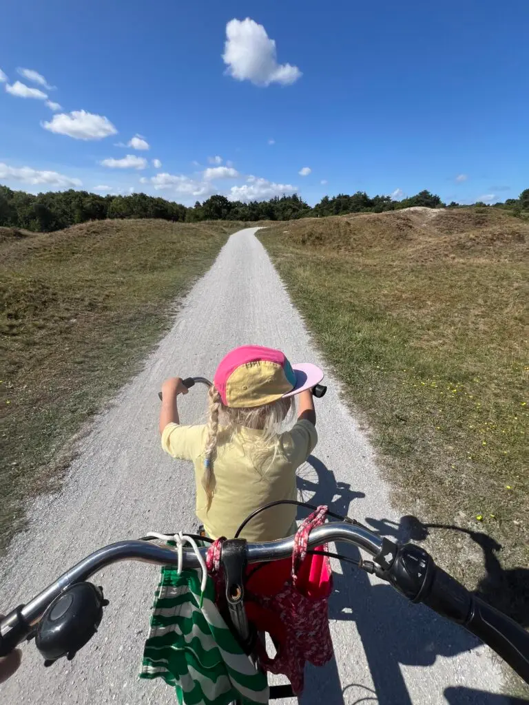 Kind voorop tandem fietsend op Schiermonnikoog