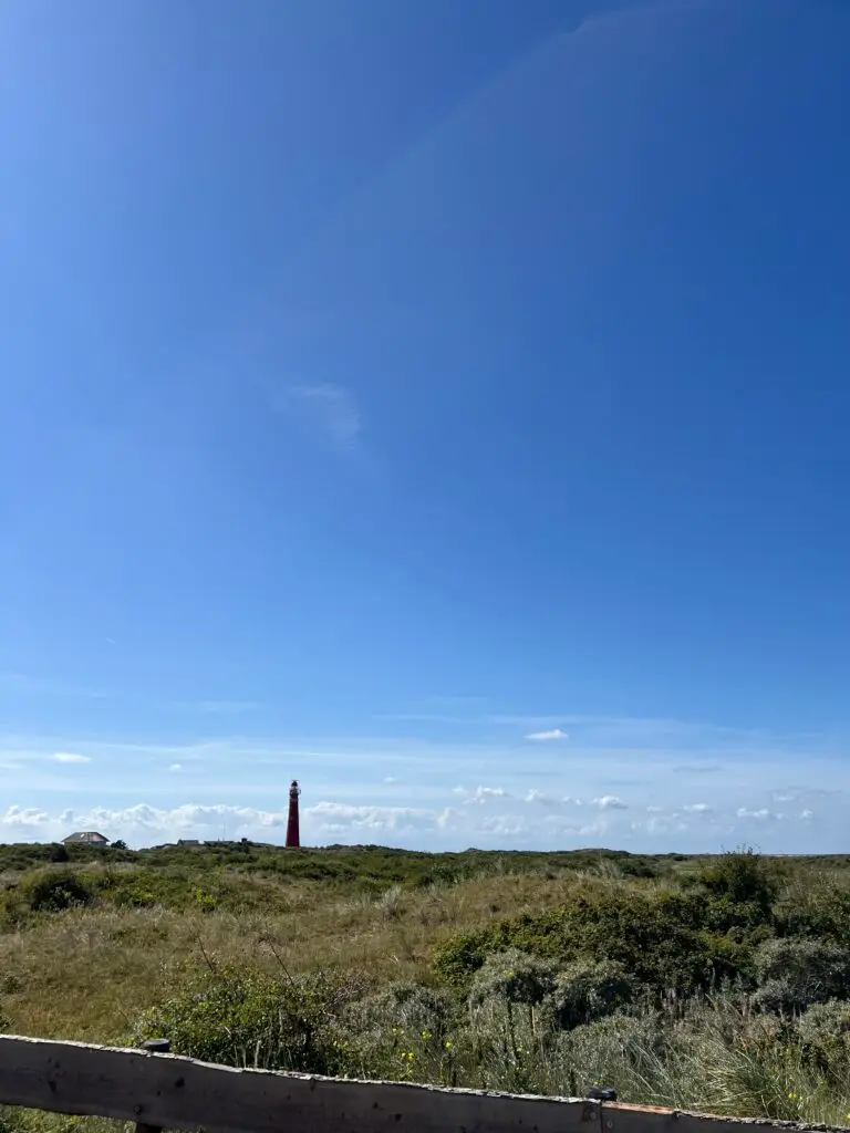Vuurtoren in de duinen. overnachten op Schiermonnikoog met kinderen.