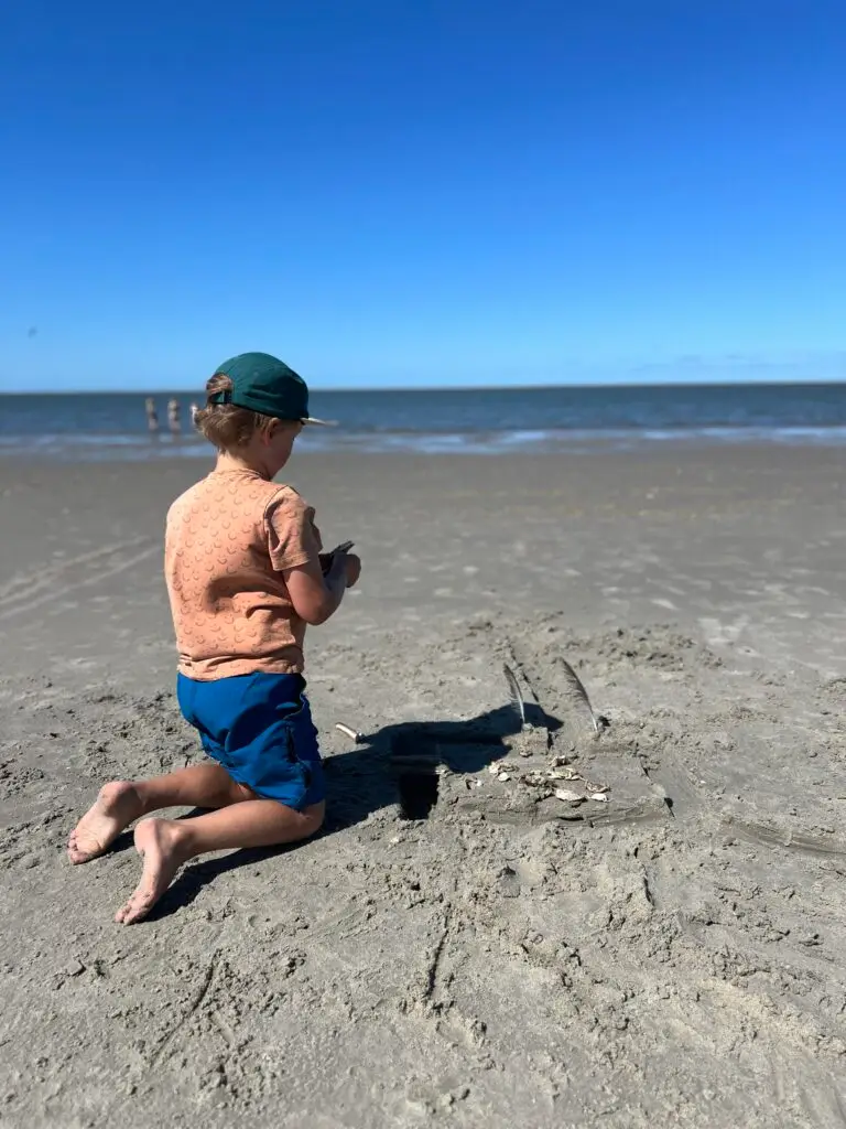 Kind op het strand van Schiermonnikoog