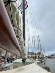 Details van de zeilen van een zeilboot tijdens Vlootdag in Harlingen