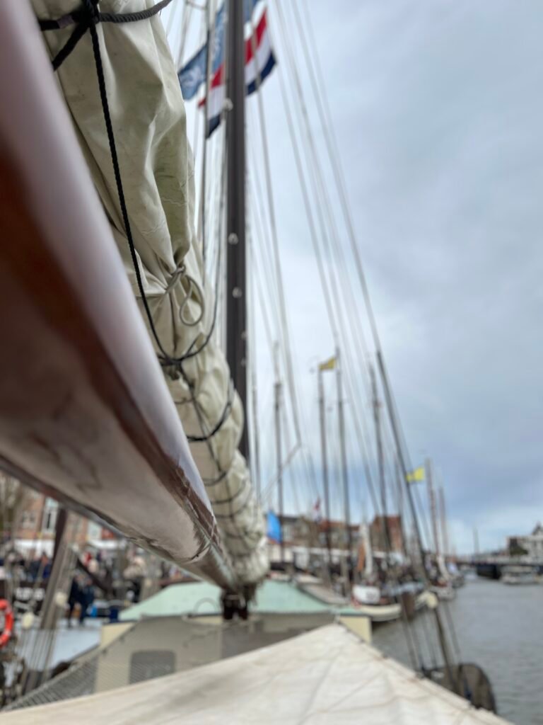 Details van de zeilen van een zeilboot tijdens Vlootdag in Harlingen