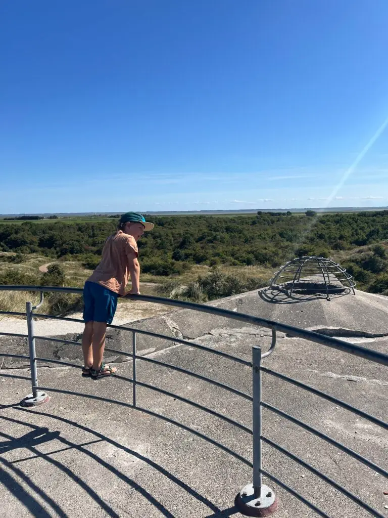 Kind boven op Wasserman bunker Schiermonnikoog