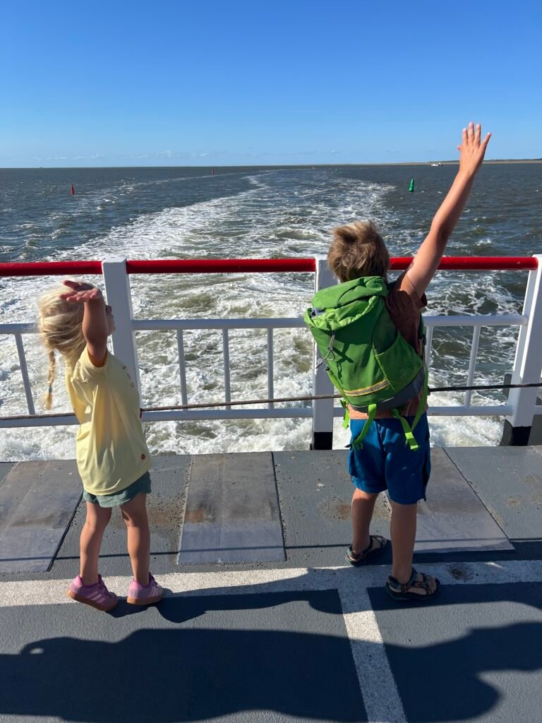 Kinderen op de boot naar Schiermonnikoog