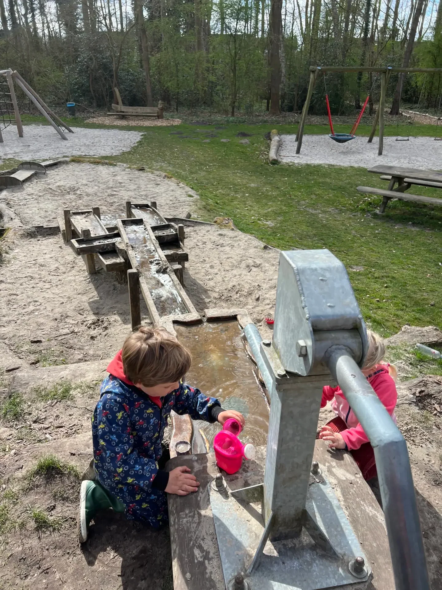 Speelbos in Meeden met waterpomp en natuurlijke speelplekken
