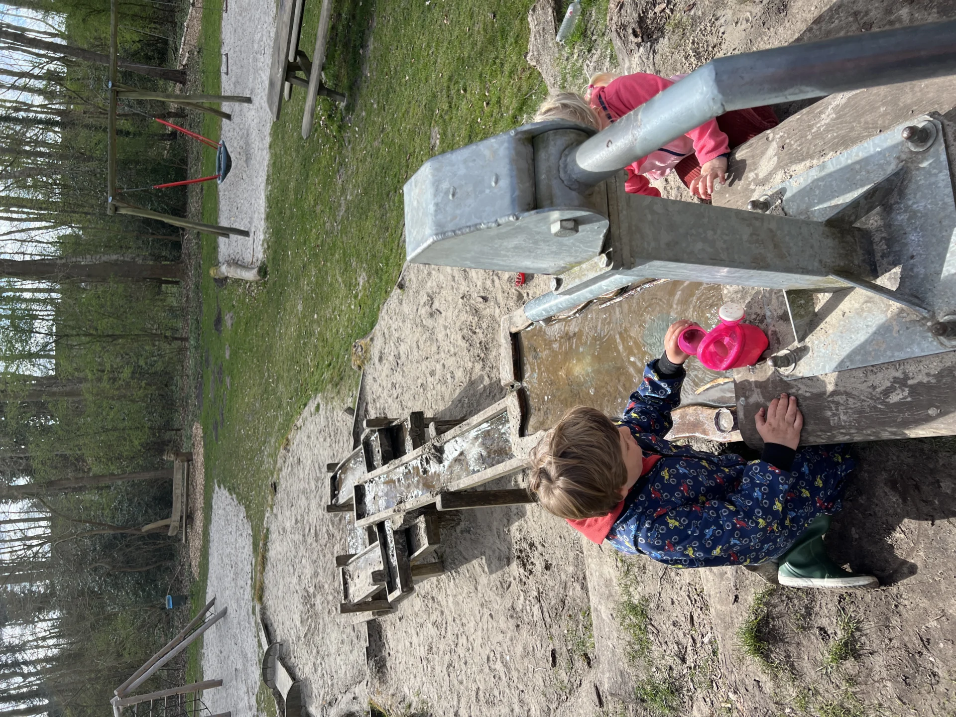 Speelbos in Meeden met waterpomp en natuurlijke speelplekken