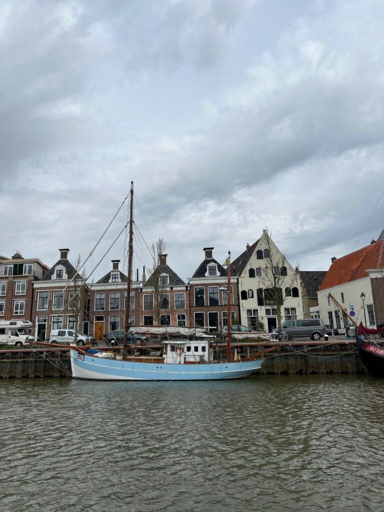 Boot in de haven van Harlingen tijdens de Vlootdag