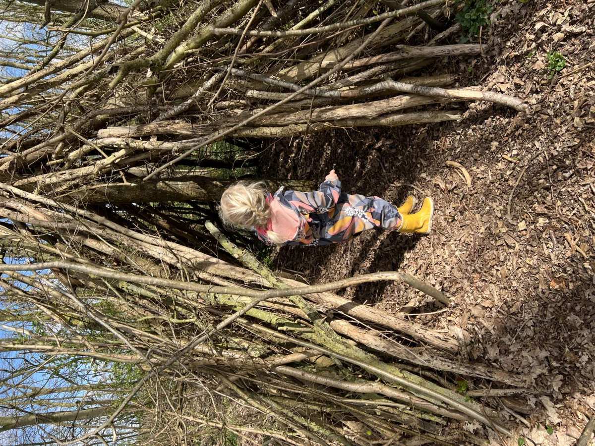 Kind in houten hut in het speelbos van Meeden in Groningen
