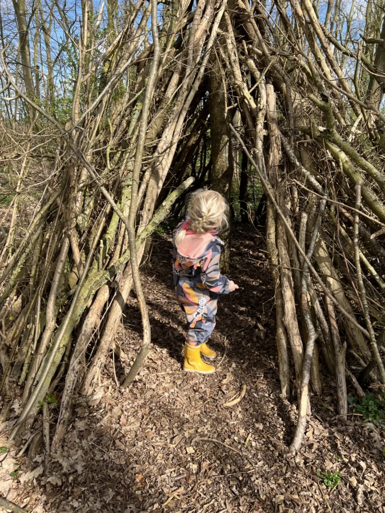 Kind in houten hut in het speelbos van Meeden in Groningen