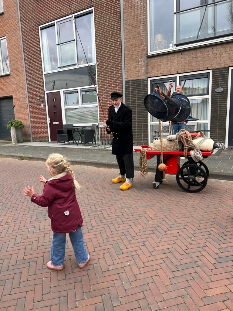 Kind vangt wormpje bij visser tijdens Vlootdag Harlingen Open Watersport Weken Friesland
