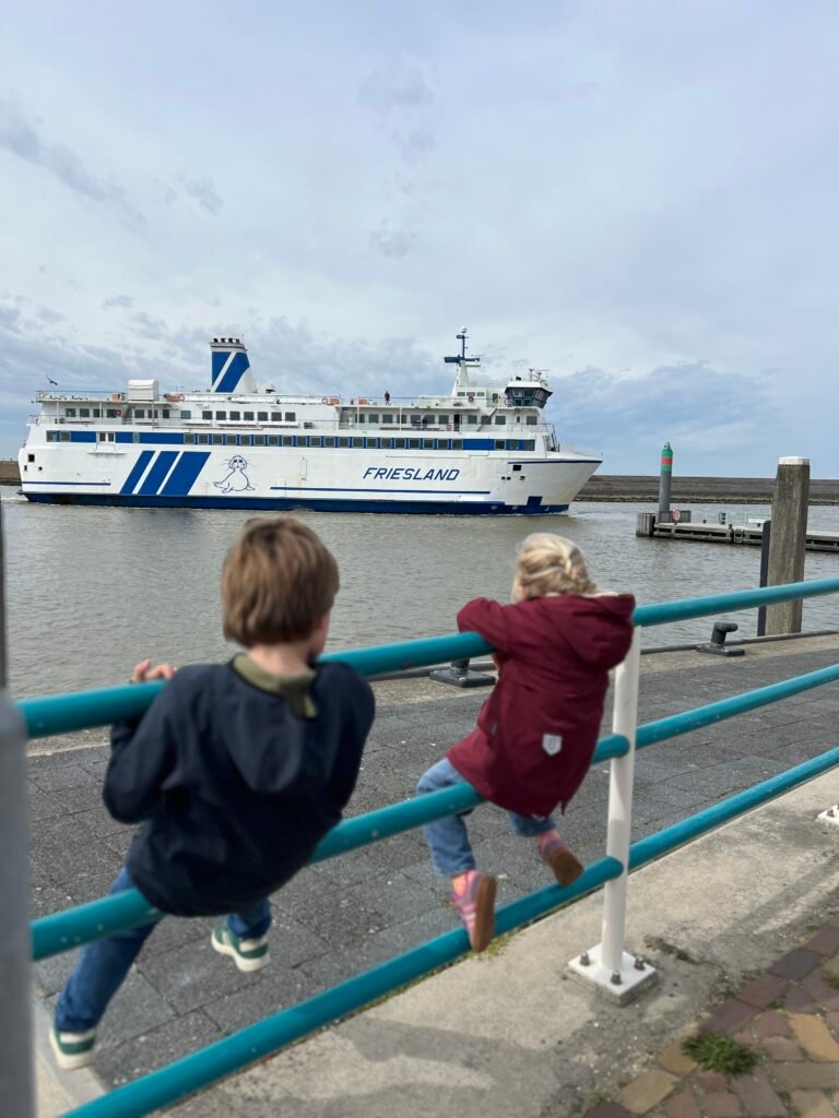 Kinderen kijken naar boot richting Terschelling tijdens de Vlootdag Friesland