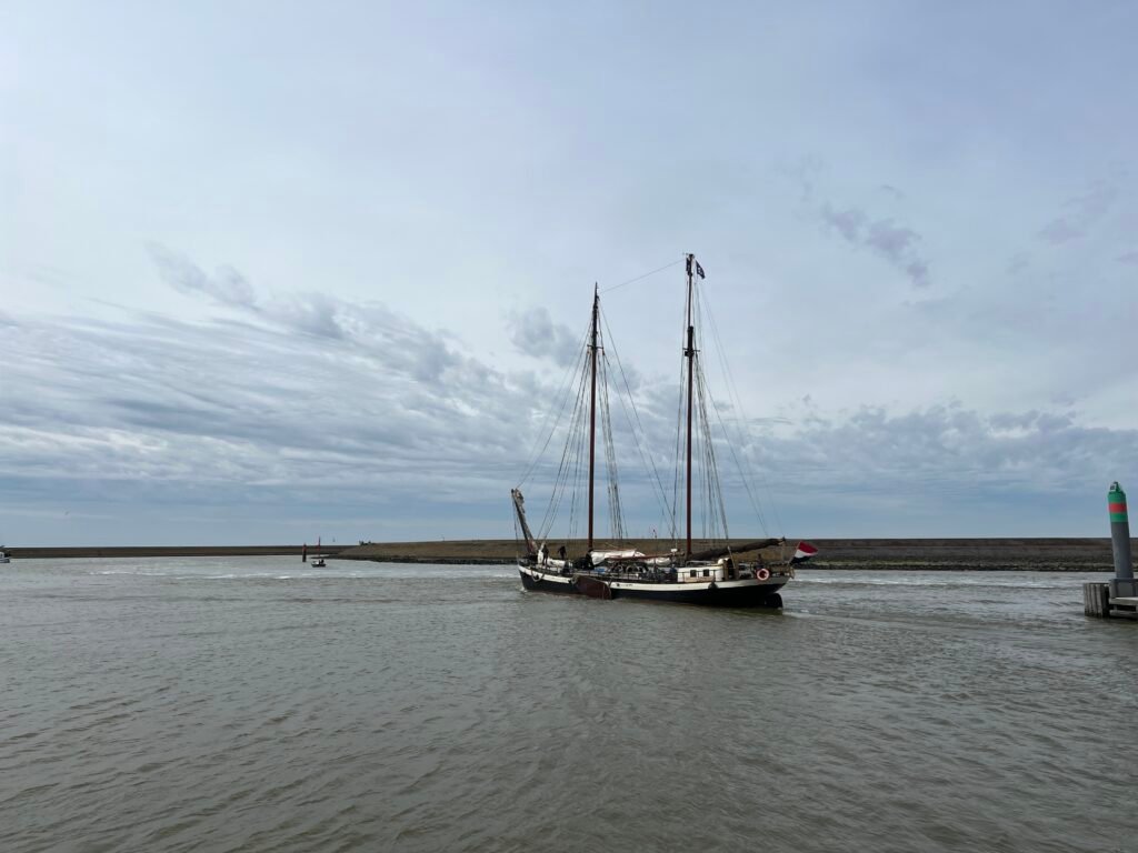 Zeilboot vaart vanuit Harlingen de Waddenzee op tijdens Open Watersport Weken Friesland
