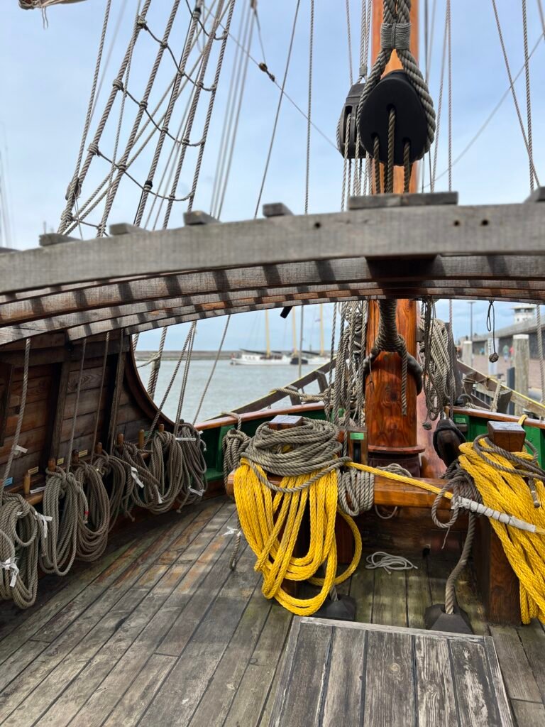 Oud expeditieschip met touwen en zeilen tijdens Open Watersport Weken Friesland