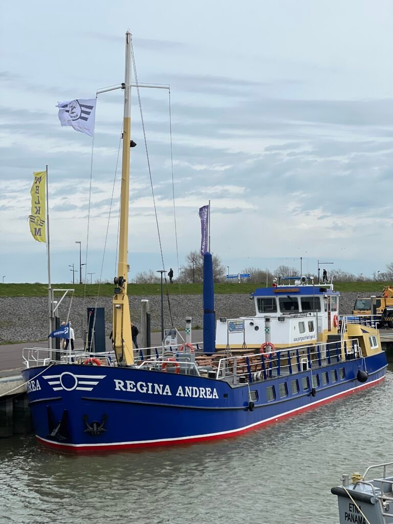 Boot Regina Andrea voor zeehondentocht op de Waddenzee Friesland