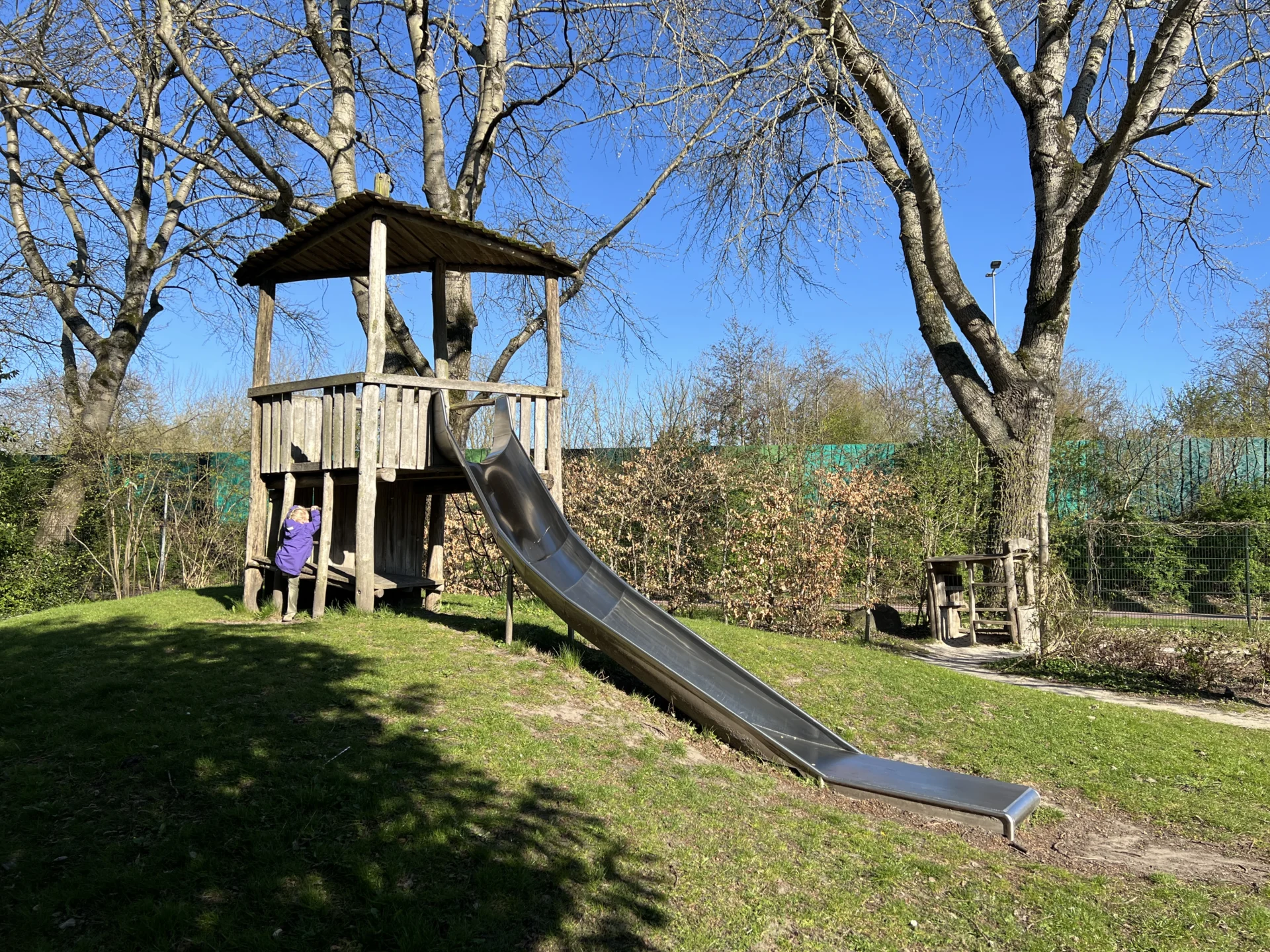 Speeltoestel met glijbaan in de speeltuin in Selwerd
