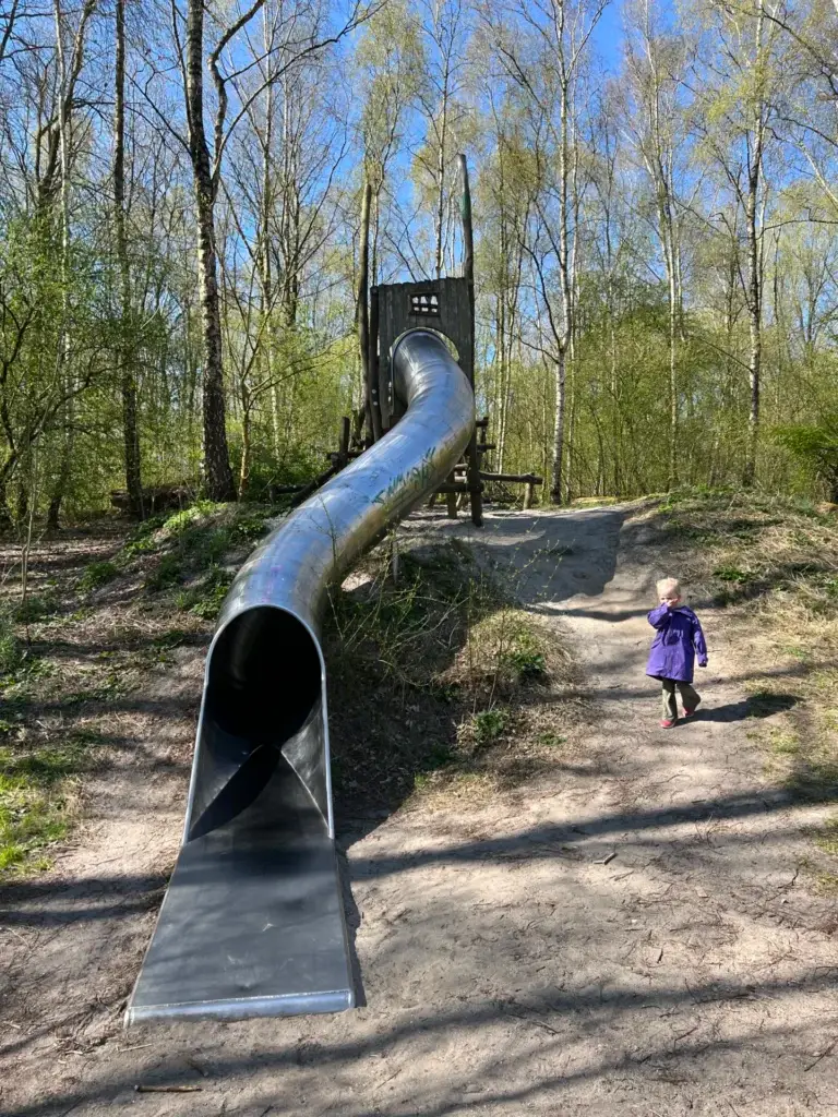 Verborgen glijbaan in ’t Roege Bos in Groningen, een leuke speelplek voor kinderen