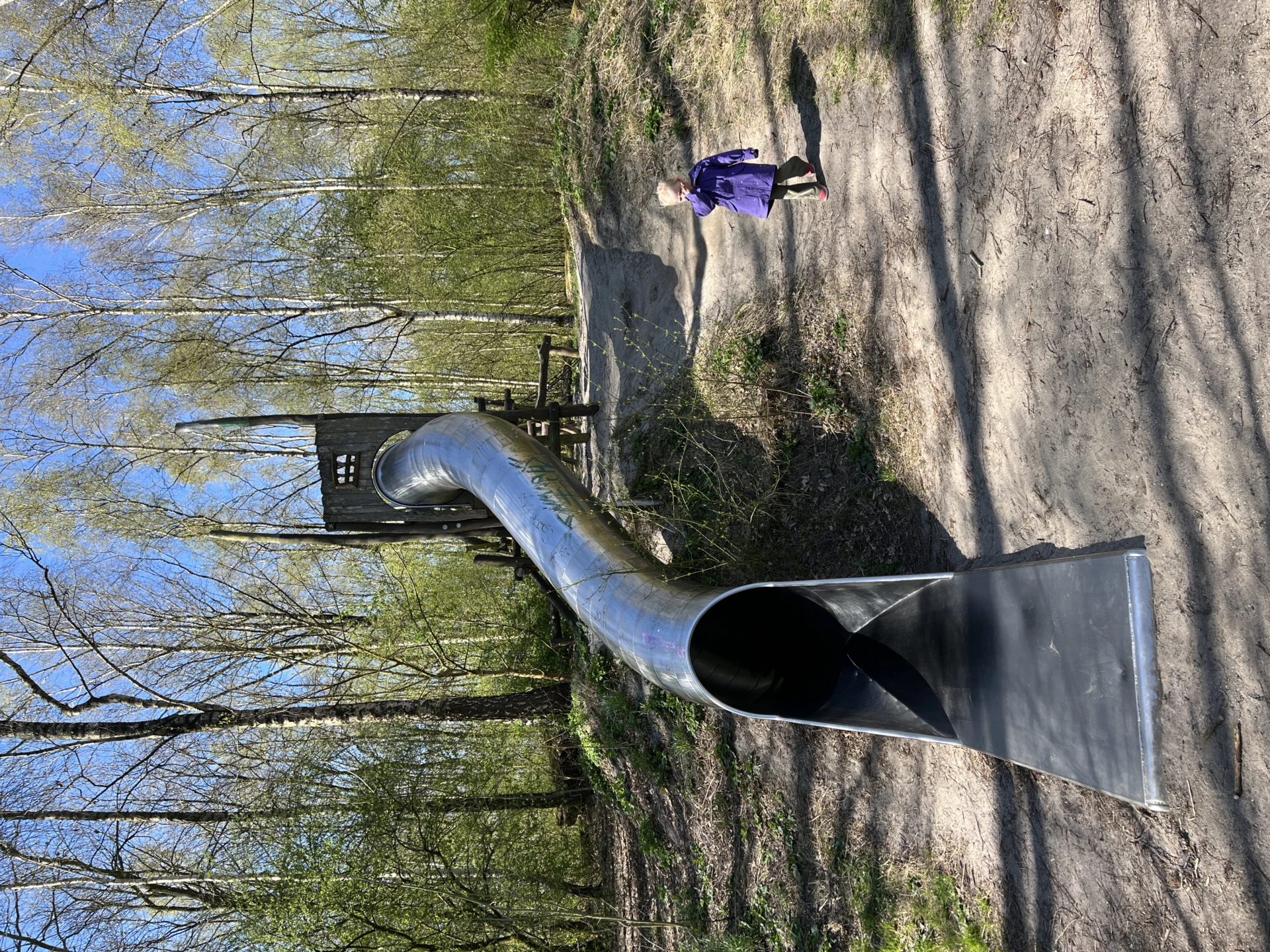 Verborgen glijbaan in ’t Roege Bos in Groningen, een leuke speelplek voor kinderen