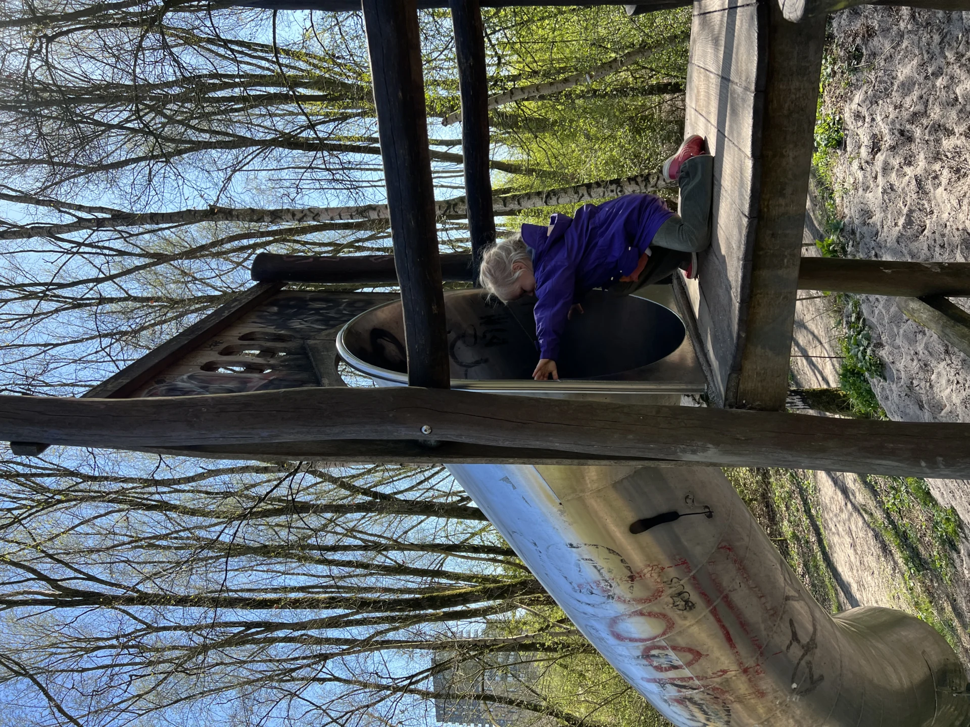 Kind dat van de glijbaan afgaat in ’t Roege Bos in Groningen
