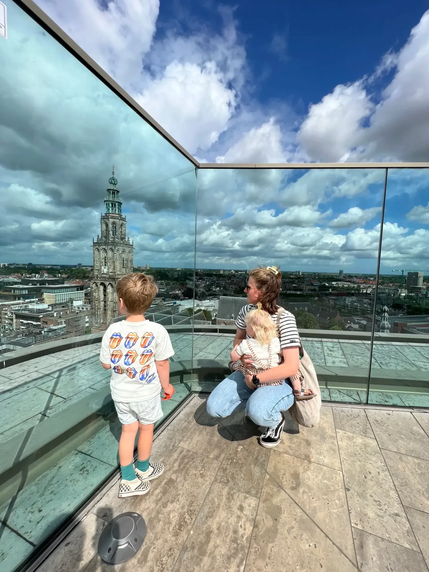 Gezin op het dak van het Forum Groningen met uitzicht over de stad