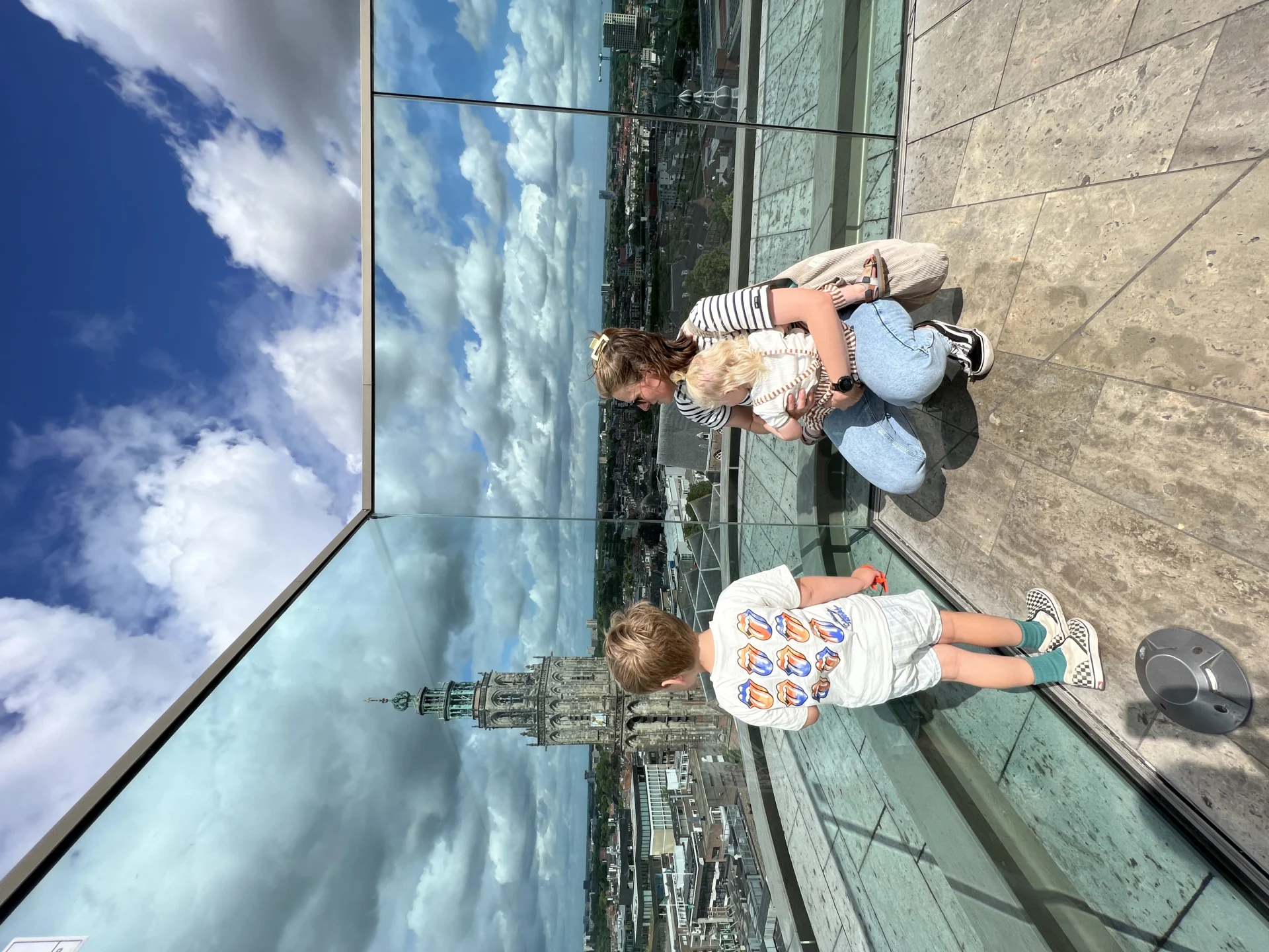 Gezin op het dak van het Forum Groningen met uitzicht over de stad