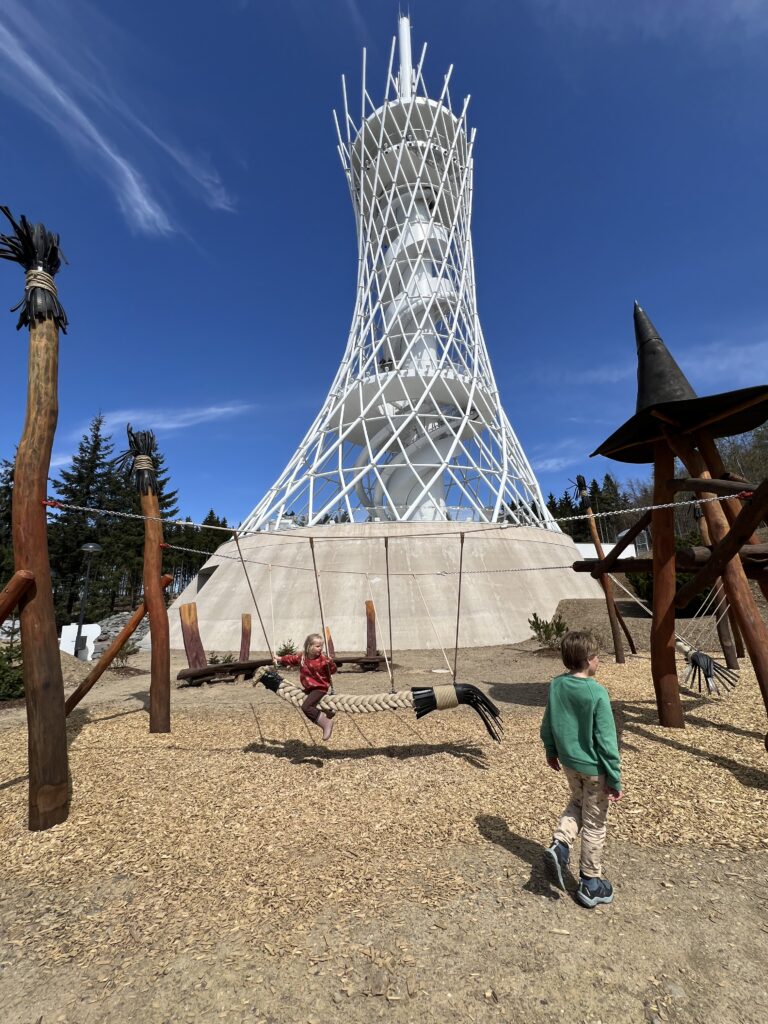 HEX Turm uitkijktoren met glijbanen en speeltuin in de Harz