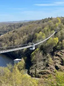 Gezin met kinderen op de Titan RT hangbrug in de Harz