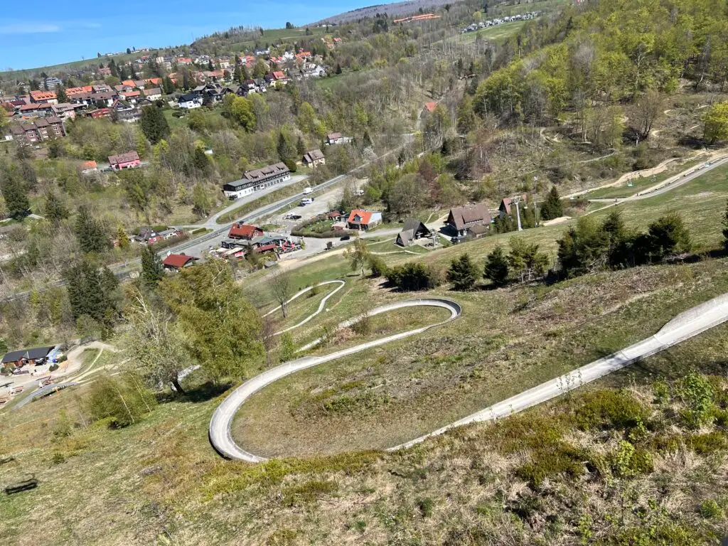 Uitzicht op de rodelbaan van Sankt Andreasberg in de Harz vanuit de stoeltjeslift