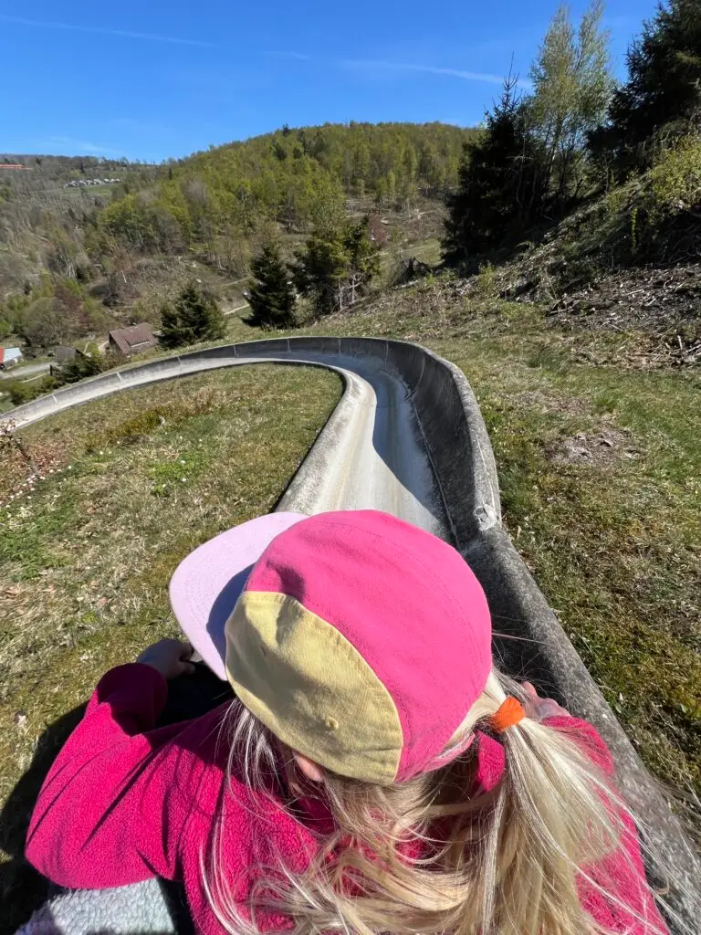 Uitzicht vanuit karretje op de rodelbaan van Sankt Andreasberg in de Harz met kind voorop