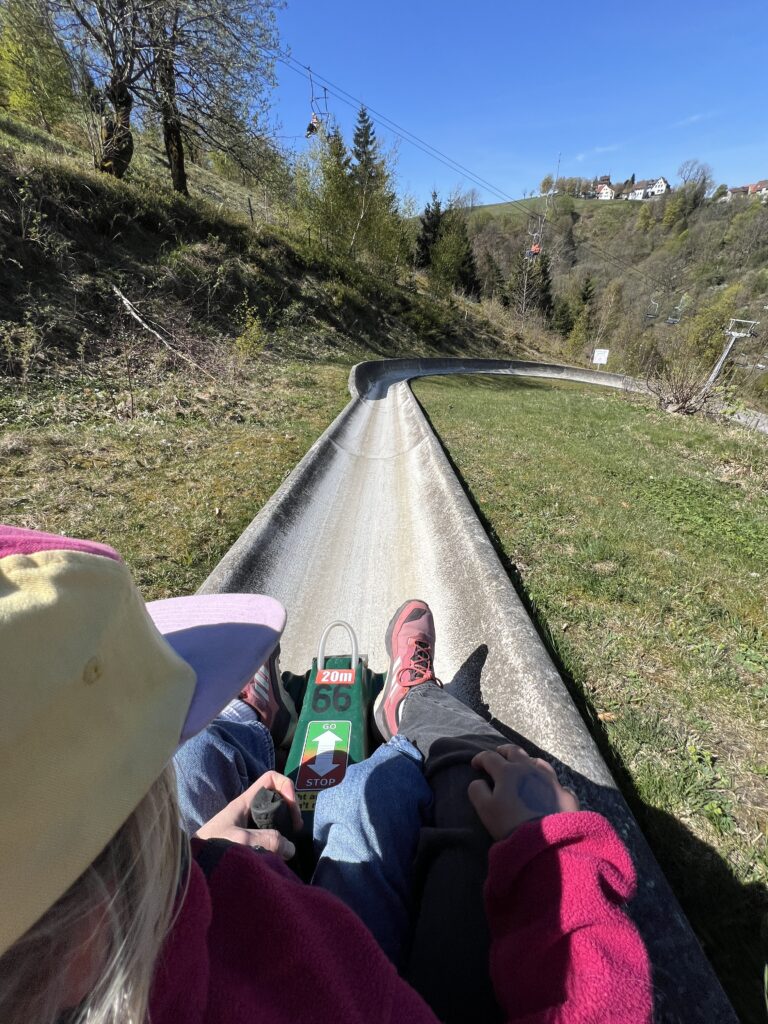 Uitzicht vanuit een rodelkarretje op de rodelbaan van St. Andreasberg tijdens de meivakantie