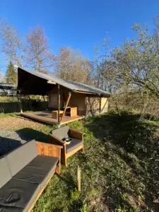 Safari tent naast het beekje op Camping Braunlage in de Harz tijdens de meivakantie