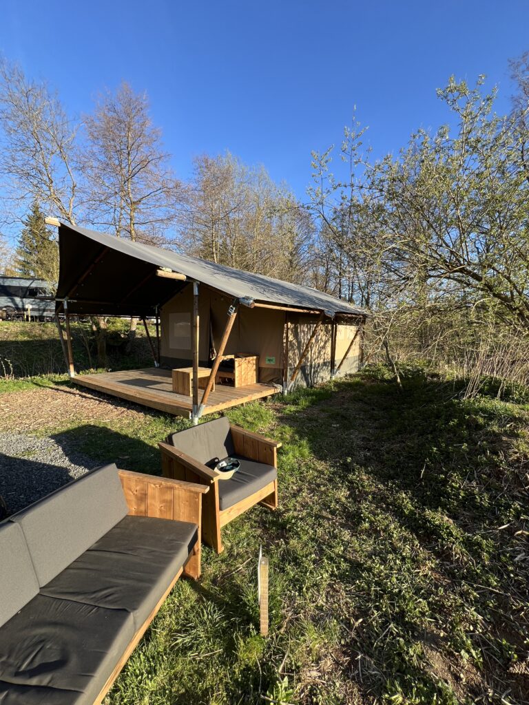 Safari tent naast het beekje op Camping Braunlage in de Harz tijdens de meivakantie